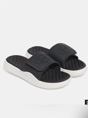 NWT women Under Armour Ignite Pro 8 SL Black and White Adjustable Slide Sandals